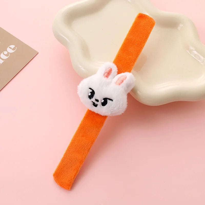 Pulseira de Pelúcia SKZOO – Personagem Stray Kids | Kpop Fofo Colecionável